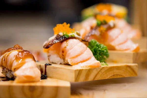 Închide somonul aburi sushi în restaurantul japonez de sushi — Fotografie, imagine de stoc
