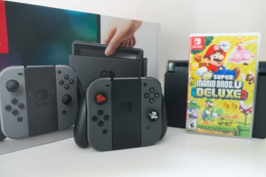 Bangkok, Tayland-Haziran 10, 2019: Nintendo Switch, ev veya Mari Deluxe anahtarı oyun kutusu ile taşınabilir oyun için video oyun konsolu