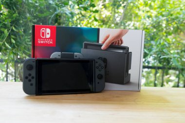 Bangkok, Tayland-10 Haziran 2019: Nintendo Switch, ahşap masada ev veya taşınabilir oyun için video oyun konsolu