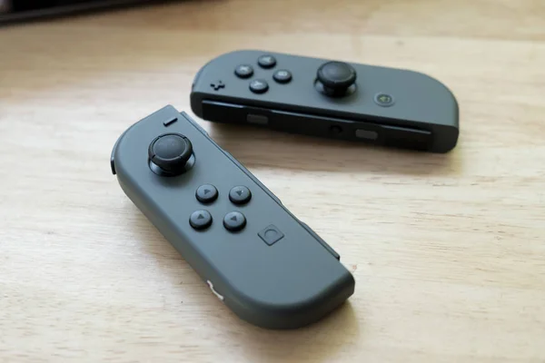 Bangkok, thailand - 10. juni 2019: graue nintendo switch joy-con controller auf holzgrund. — Stockfoto