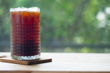 Ahşap bir masada buz siyah kahve 