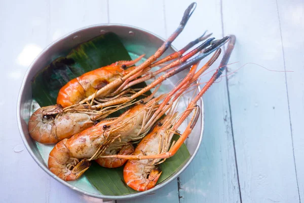 Crevettes grillées dans un bol est très savoureux — Photo