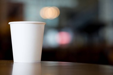 Su içmek için beyaz kağıt bardak.