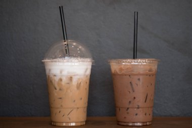 Paket buzlu kahve iki plastik fincan