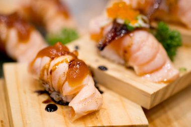 Somon ahşap plaka üzerinde tatlı sos ile yandı