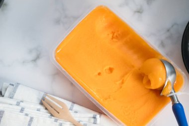 Kutusunda Passion meyve lezzet dondurma