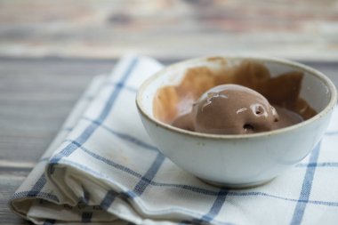 Kasede eriyen çikolatalı dondurma