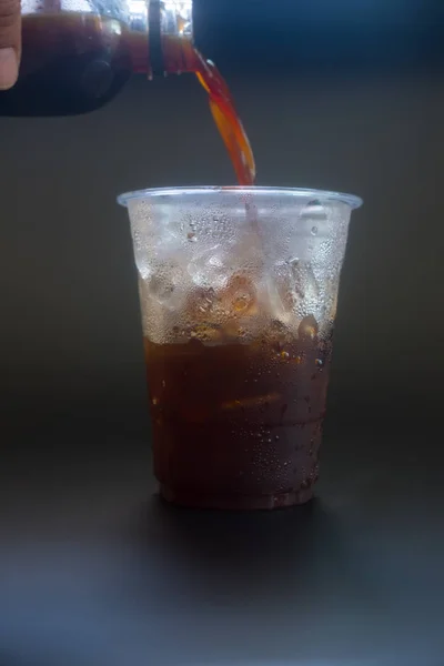 Verter el café en un vaso con hielo —  Fotos de Stock