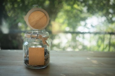 Cam bir kavanozda Tay baht