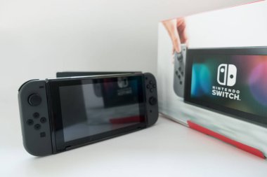 Tayland , Bangkok - 16 Haziran 2019 Nintendo Switch oyun konsolu beyaz arka planda gri renk