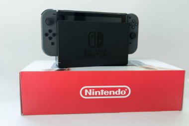 Tayland , Bangkok - 16 Haziran 2019 Beyaz arka planda yeni satın alınan Nintendo Switch konsolu