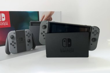 Tayland , Bangkok - 16 Haziran 2019 Nintendo Switch Box ve ekran ve beyaz arka plan üzerinde durmak ile kontrol