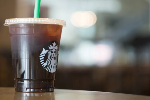 Tayland , Bangkok - 16 Haziran 2019 Tayland'daki Starbucks kafede buzlu Americano'nun bir fincanını kapatın. Starbucks Corporation bir Amerikan kahve şirketi ve kahvehane zinciri.
