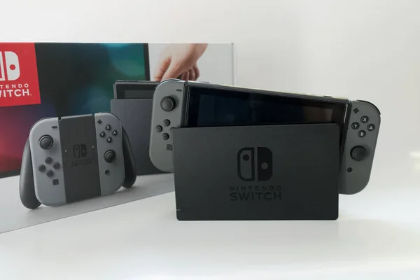 Thailand, bangkok - 16. juni 2019 nintendo switch box und control mit display und stand auf weißem hintergrund — Stockfoto