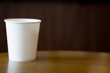 Su içmek için beyaz kağıt bardak.