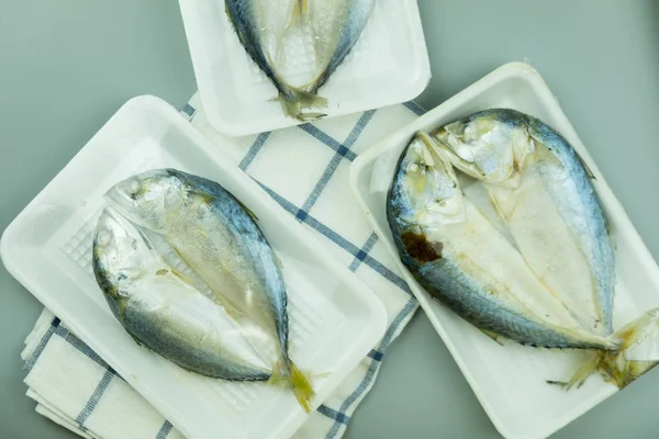 Сырая рыба макрель, приготовленная на пару в лотке с пеной — стоковое фото