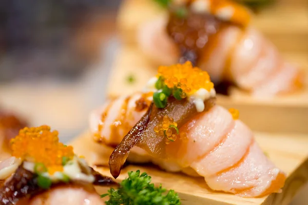 Somon aburi sushi topped cu sos dulce și ebiko roe — Fotografie, imagine de stoc