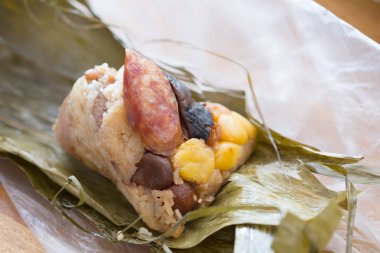 Yapışkan pirinç köfte veya Zongzi 