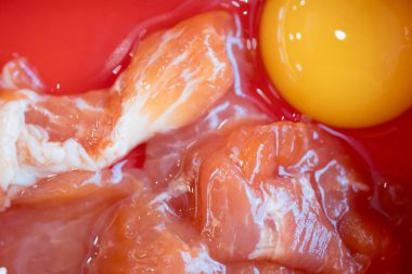 Kırmızı tepside yumurta sarısı ile çiğ domuz eti