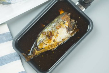 Soya sosu haşlanmış uskumru balığı