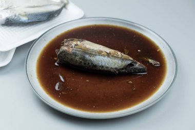 Uskumru tatlı ve tuz sosu ile haşlanmış