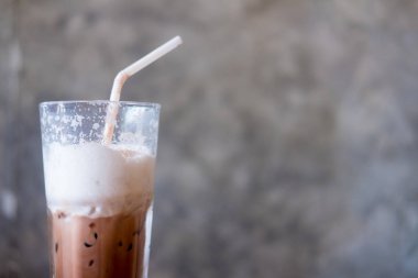 İçme bittikten sonra süt köpüğü ile buz kakao bardak