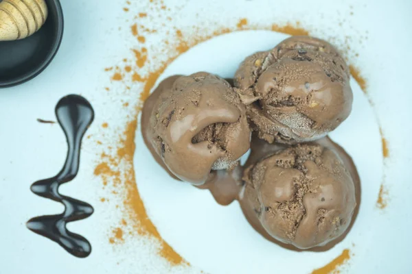 Tiga sendok es krim coklat hitam sundae — Stok Foto