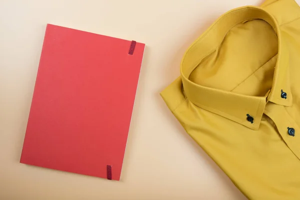 Mini cuaderno de papel rojo y camisa amarilla de hombre de negocios en amarillo — Foto de Stock