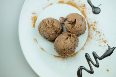 Üç ipeksi pürüzsüz çikolatalı dondurma Kepçeler