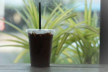 Buz bir masada çikolata