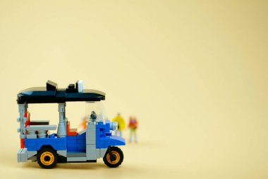 Oyuncak minyatür tuk-tuk veya üç tekerlekli bisiklet 