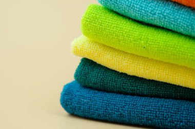 Çok renkli katlanmış havlu yığını seti