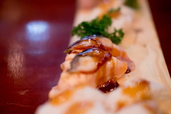Foie Gras pe sushi de somon de top, aproape. meniu restaurant Japonia — Fotografie, imagine de stoc