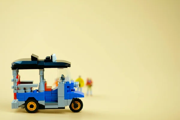 Juguete miniatura tuk-tuk o triciclo — Foto de Stock