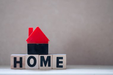 Sadece minyatür kırmızı oyuncak ev ile tasarım