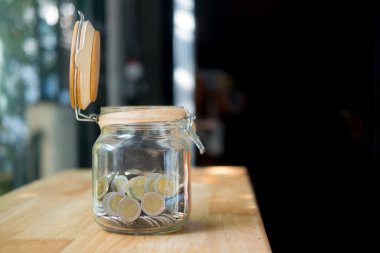 Bir cam şişe içine on baht Tay sikke koyarak 