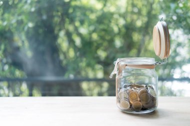 Tay on baht sikke bir cam kavanoz.