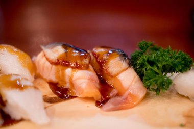 Üst somon suşi foie Gras