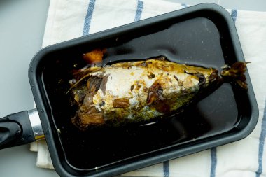 uskumru balığı ile Tay yerli sos haşlanmış