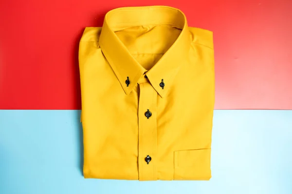 Желтые рубашки сложены для мужчин — стоковое фото