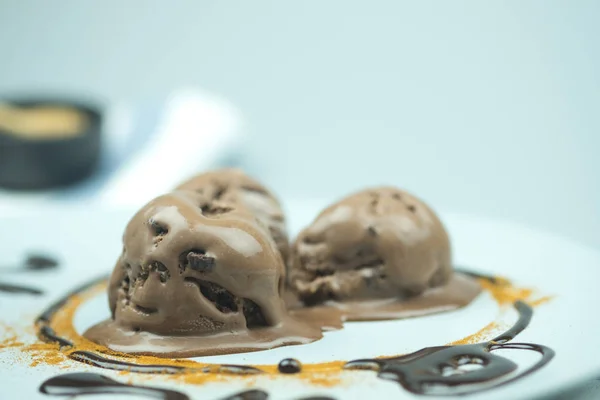 Assiette avec trois cuillères de crème glacée au chocolat — Photo