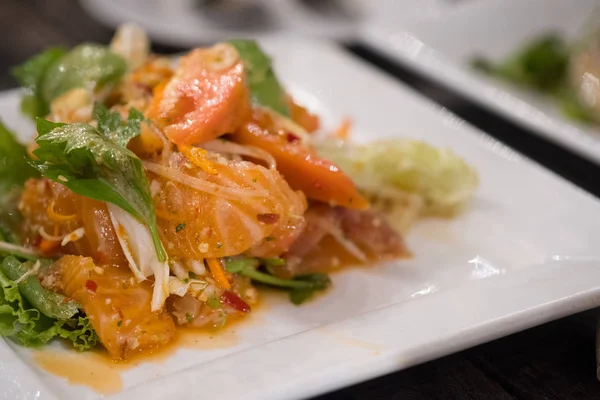 Ensalada de salmón picante estilo tailandés . — Foto de Stock