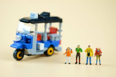 Minyatür insanlar : Bangkok şehirde sırt çantası ile Turist ön Tuk tuk Tayland geleneksel taksi ayakta. Tayland seyahatleri kavramı