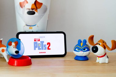 Bangkok, Tayland - 30 Haziran 2019 : The Secret Life of Pets 2 filminin tanıtımı için Mcdonald's'ta geçen Happy Meal'in fotoğrafı, Illumination Entertainment tarafından üretilen 3d komedi filmi.