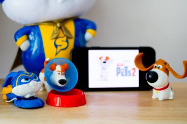 Bangkok, Tayland - 30 Haziran 2019 : The Secret Life of Pets 2 filminin tanıtımı için Mcdonald's'ta geçen Happy Meal'in fotoğrafı, Illumination Entertainment tarafından üretilen 3d komedi filmi.