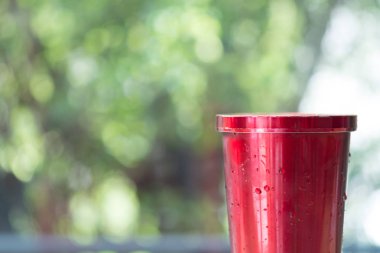 İçkisoğuk veya sıcak tutmak için kırmızı paslanmaz çelik bardak