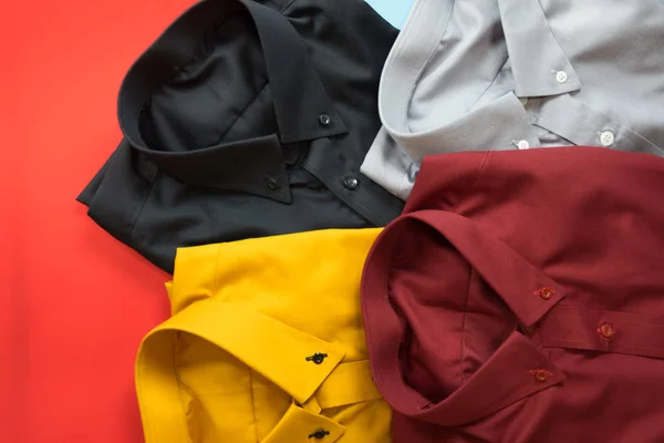 Quatro cores de camisas dobradas masculinas — Fotografia de Stock