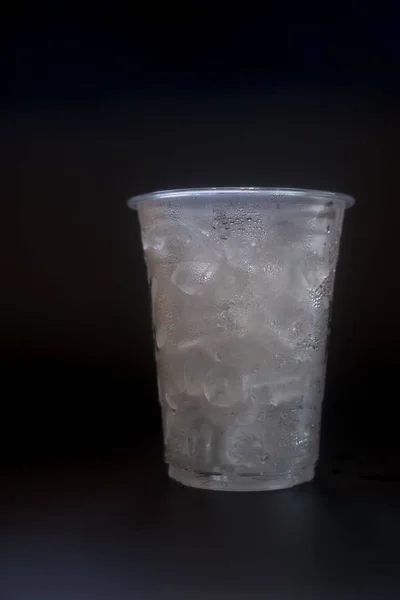 Cubos de gelo dentro de vidro plástico transparente — Fotografia de Stock