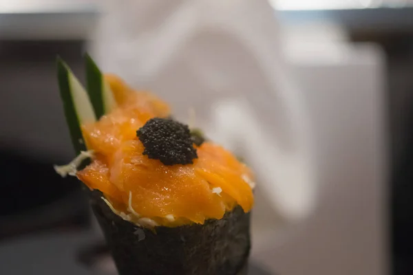 Temaki California sushi cu felie de somon — Fotografie, imagine de stoc