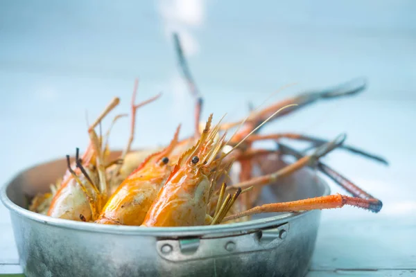 Креветки на грилі з морепродуктів барбекю в алюмінієвій мисці — стокове фото